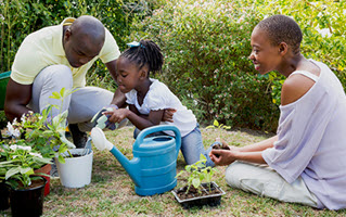 Familia en el jardín en el día de verano